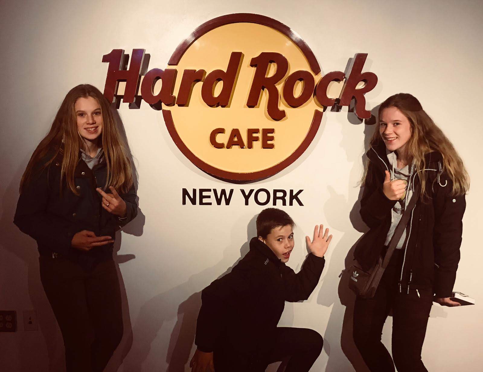 met tieners in het Hard Rock Café NY