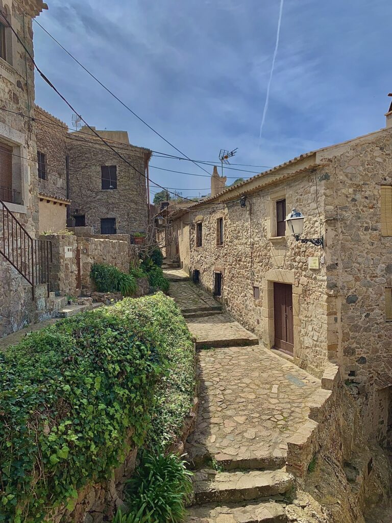 de oude straatjes van het middeleeuwse dorp Tossa de Mar