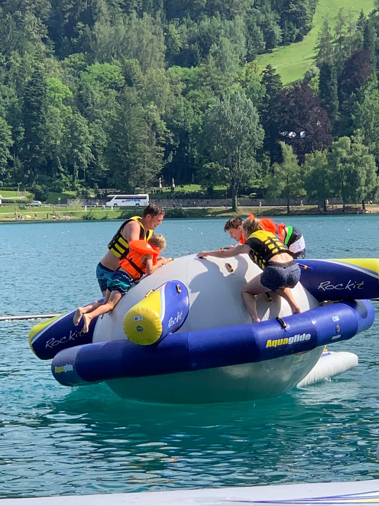 Zwemmen in het lake Bled ontdek Slovenië actief met kinderen